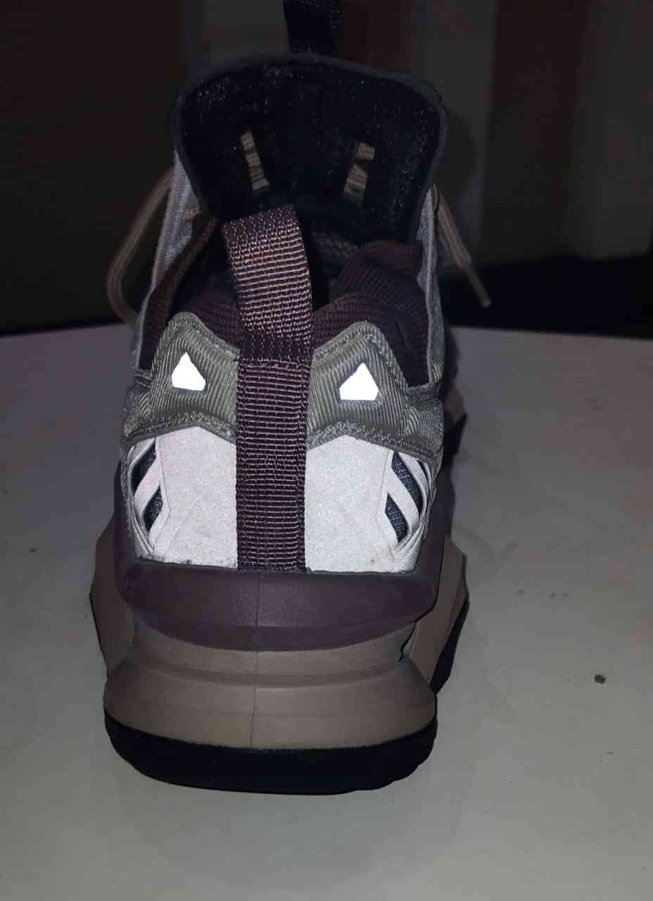 السلام عليكم للبيع RAX يلبس 40. 41 طبي فول طركة طبية احتياط الحذاء بي سيفتي فسفوري جديد وكالة ملبوس مرتين فقط ***********
