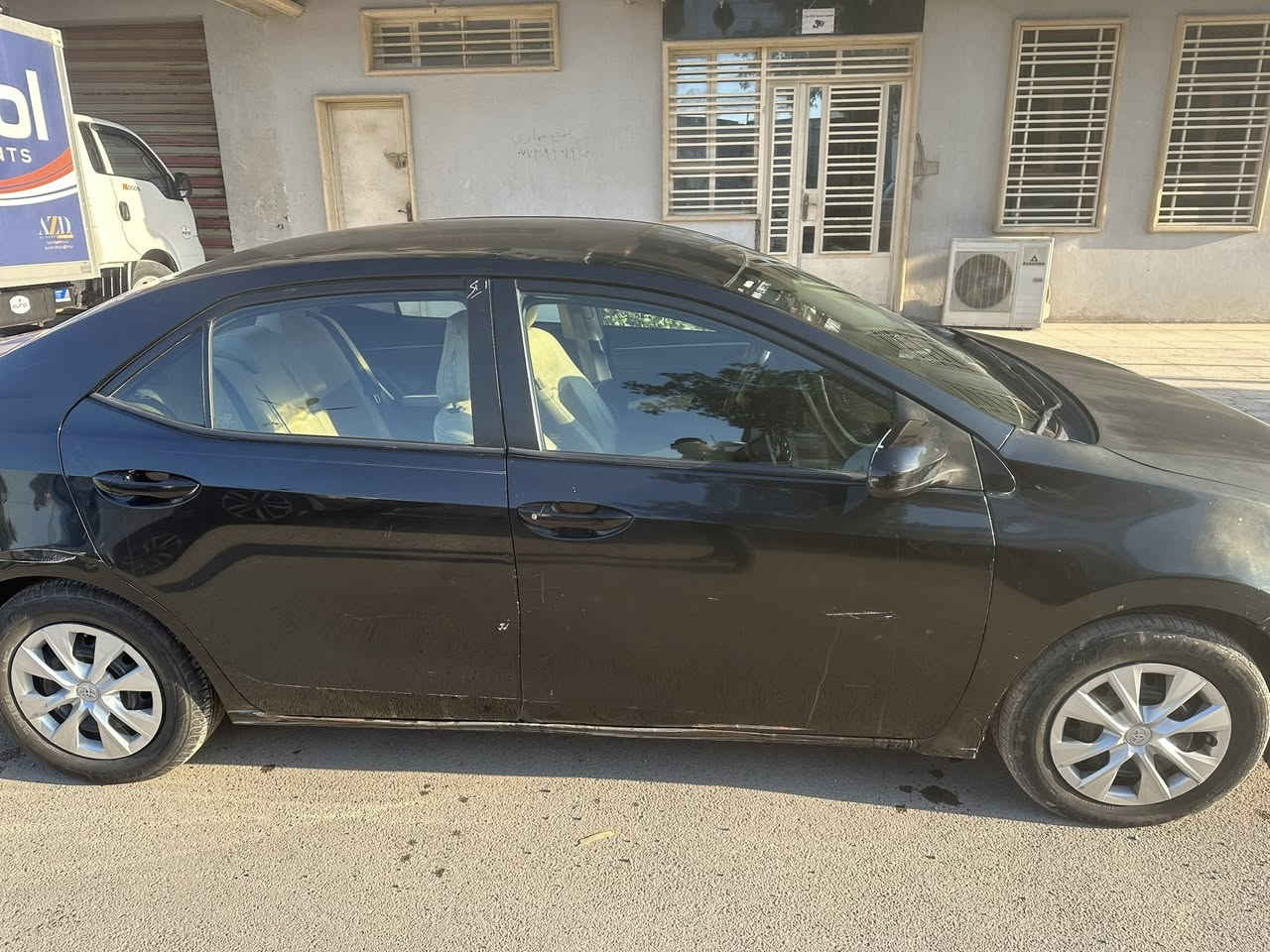 السلام عليكم 
كورلا 2014 
اللون اسود 
تحكم ستيرن 
شاشة داخلية محدثة كار بلي 
كامرات خلفية 

 ضربته جاملغ وشوية طاخ البنيد تصير 3 قطع صبغ  السيارة خير من الله 

سونر وشاصي موجود وجاهز 

   سعر 107 وبيه مجال حك الجيه. 
***********
