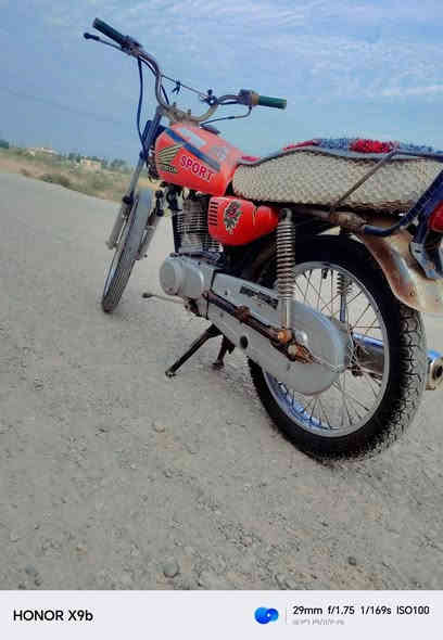 السلام عليكم دراجه للبيع الدراجه خير من الله نضيفه تواير جديده شاصي مكفول محرك نضيف السعر ٣٥٠ وهاذ رقمي *********** مكاني ميسان
