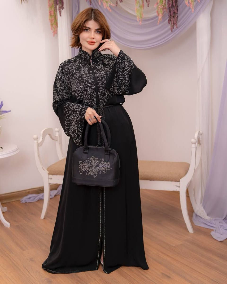 💫 عباءة خليجية من 5 قطع 💫
العباءة+ بنطلون + شال+ حزام + حقيبة👛 
🎨🎨 الألوان :- حسب الصور 
💰💰💰السعر = 35 ألف دينار فقط
💫 للحجز والاستفسار التواصل على الخاص


**إذا كنت صاحب هذا الإعلان وتريد حذفه لأي سبب، رجاءا أرسل رسالة إلى الدعم الفني**