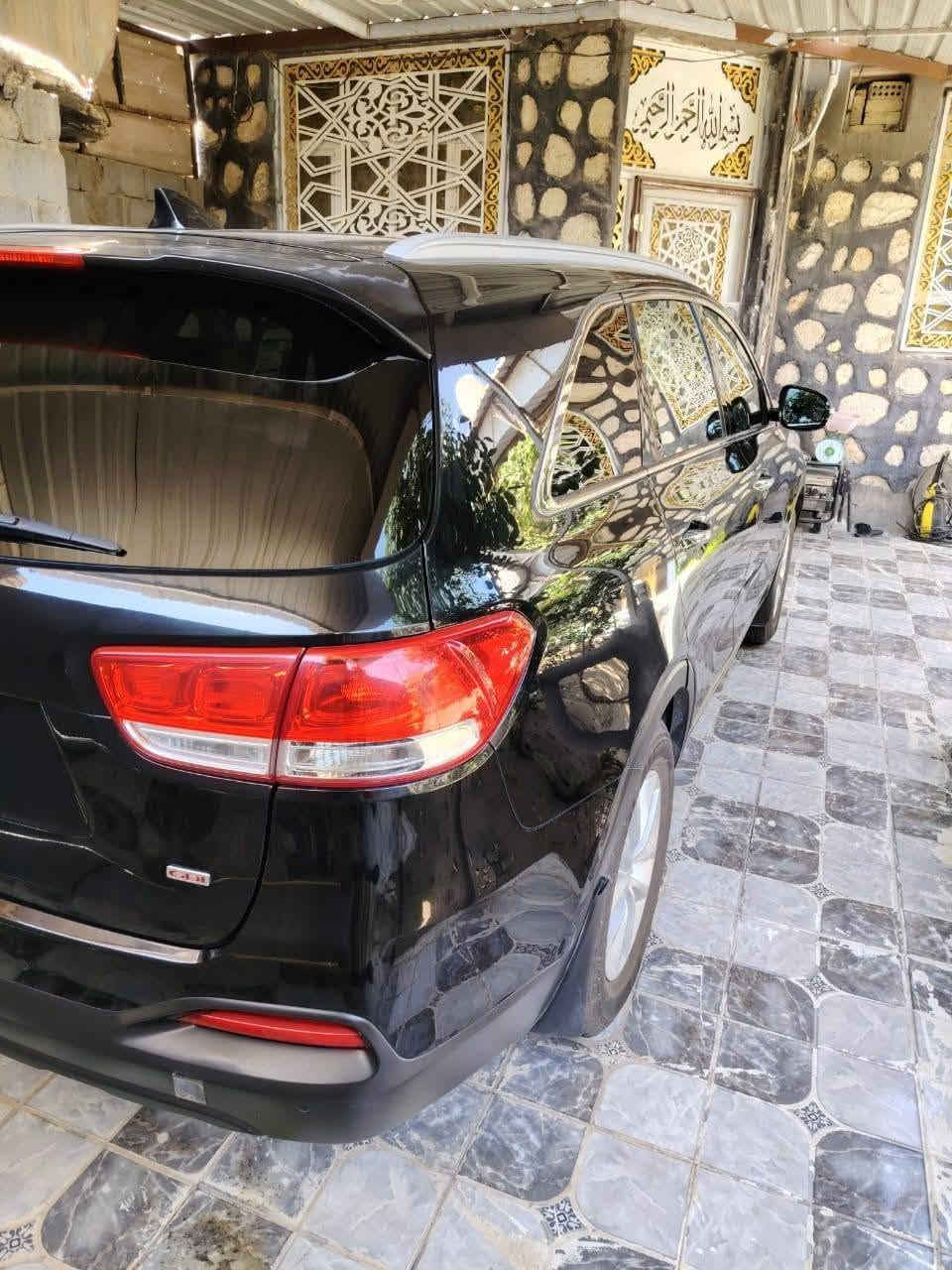 🚗 كيا سورينتو 2017 للبيع (وارد أمريكي) 🚗
​المحرك: 4 سلندر (اقتصادية، قوية، وعملية جداً).
​الموديل: 2017.
​السعر: 155 ورقة (15,500$) وبيه مجال بسيط للشراي الجاد.
​الضمان والفحص: كفالة عامة (شاصي، محرك، كير، كهربائيات) 100%، عدا الحادث المذكور أدناه.
​تقرير الحادث: حادث أمريكي بسيط جداً في (خشم البنيد والدعامية) فقط، وباقي السيارة مكفولة كفالة عامة (مرفق صورة تقرير الفحص الفني "3702.jpg").
​✨ المواصفات والإضافات:
​اللون أسود ملكي (نظافة عالية).
​داخلية بلون بيج راقي، المقاعد بحالة الوكالة ومغلفة للحماية (كما في الصور "3688.jpg" و "3689.jpg").
​شاشة حديثة، كاميرا دوارة، تبريد قطع، تحكم ستيرن كامل، وكشافات أمامية رباعية.
​السيارة بوضع "شغل وامشي"، لا تحتاج أي مصروف أو صيانة.
​📍 الموقع: بابل - الإسكندرية (مستعدون لترتيب آلية النقل أو المعاينة).
📞 للاتصال أو واتساب: ***********
​#سيارات_العراق #كيا_سورينتو #سوق_سيارات_العراق #سورينتو2017 #سيارات_للبيع #بابل #بغداد #البصرة #كربلاء #النجف #السيارات_المستعملة
