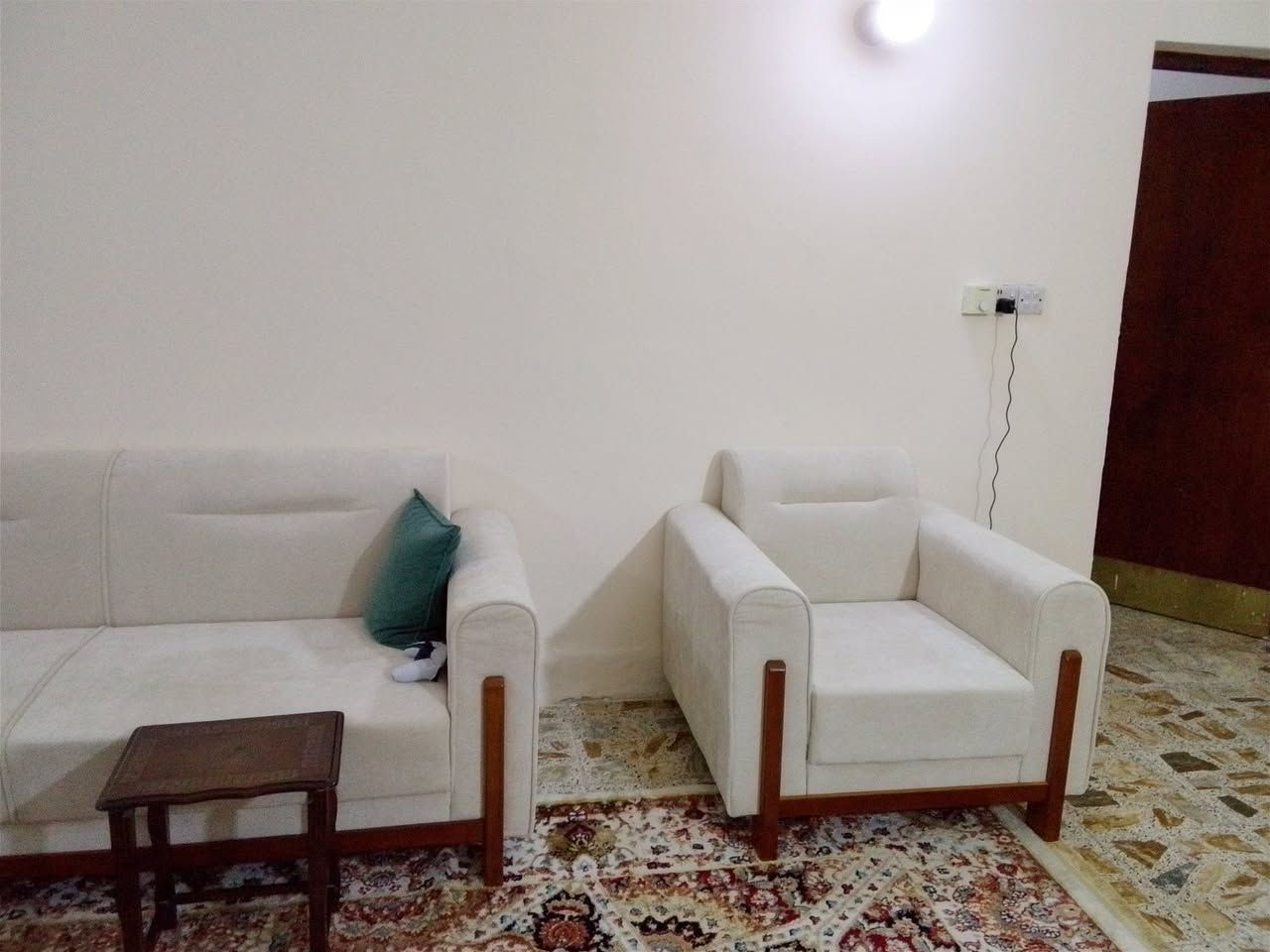 السلام عليكم اخواني تخم جديد غير مستعمل ابد نضافه ١٠٠٪ مع طبله وسطيه سوايه نجار سعر 1,250 بيه مجال بسيط جدا  ***********
