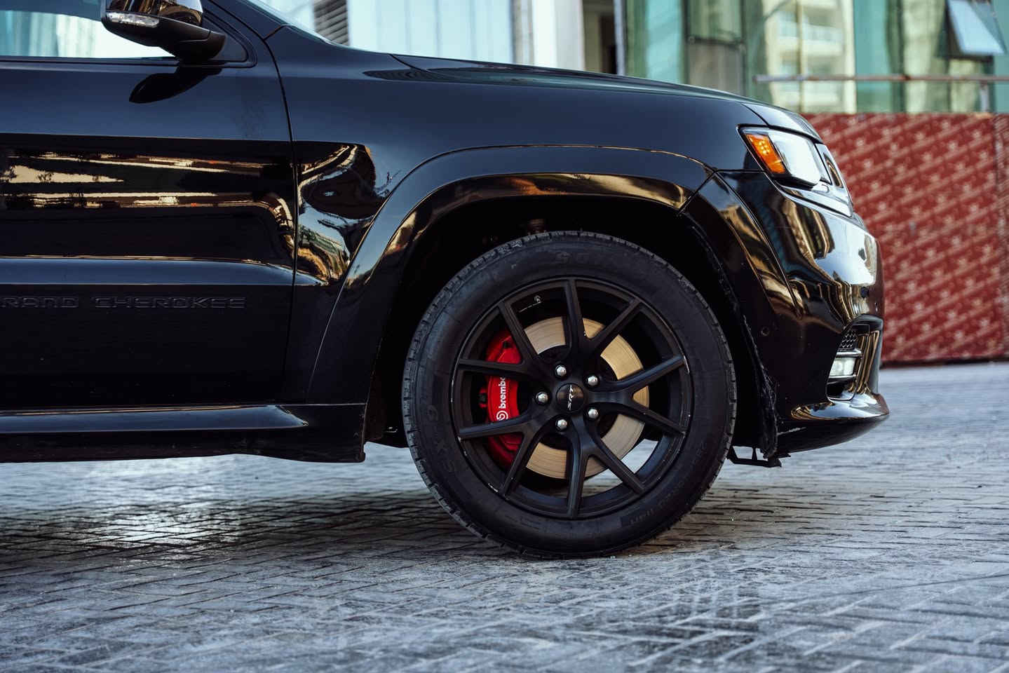 ~ JEEP ~ 
النوع : Grand Cherokee SRT 
سنة الصنع : 2020 
المسافة المقطوعة : ٥٨٠٠٠ ميل 
حجم المحرك : ٨ سلندر ٦.٤ لتر 
المستورد : كندا 
حالة السيارة : كلين تايتل 
المواصفات : 
رادار امامي 
فتحة سقف بانوراما 
مقاعد كنتارا + جلد 
سقف كنتارا 
مقاعد هيتر + تبريد + خزن 
ستيرن هيتر 
كاميرا خلفية 
حساسات امامية + خلفية 
اضائات امامية و خلفية LED 
سماعات من نوع Harmon/Kardon 
٥ وضعيات قيادة 
ويل قياس ٢٠ انج 
بريكات Brembo 
كار بلي CarPlay 
اندرويد اوتو Android Auto 
-
رقم دهوك مكانها دهوك 
——— 
السعر : 27.500$ 
يعني ٢٧٥ ورقة و مجال 
للاستفسار اكثر التواصل عبر الواتس اب : 
***********
