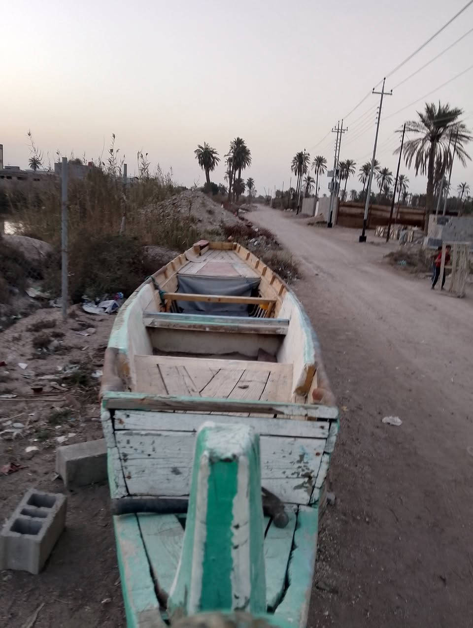 السلام عليكم بلم للبيع طوله طوله 19 ذراع مكان بصره شط العرب ***********
