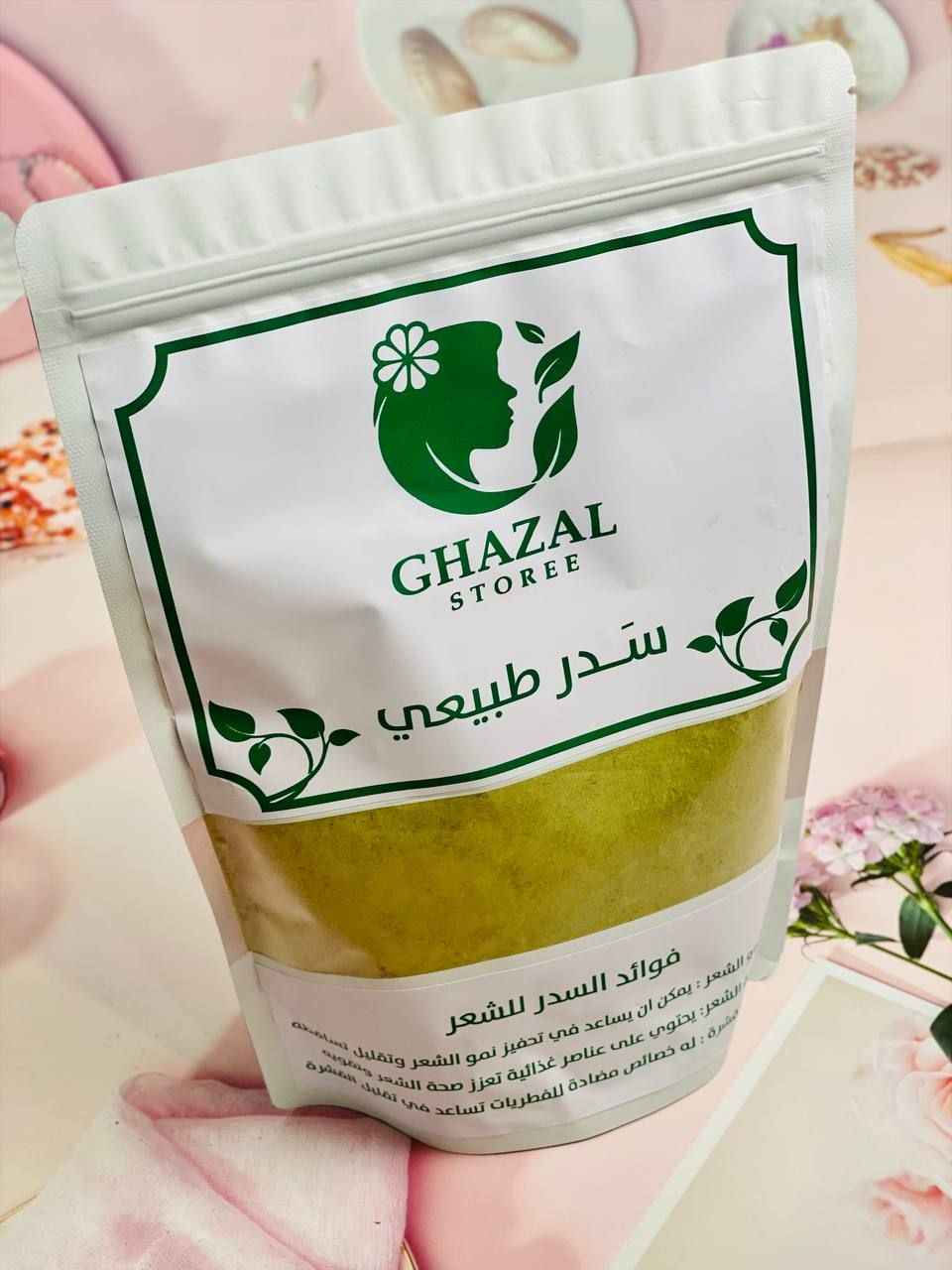 🌿سدر طبيعي مطحون من  "غزال ستوري" (Ghazal Storee)، مخصص للعناية بالشعر وفروة الرأس. يُعتبر السدر بديلاً طبيعياً للشامبو لاحتوائه على مادة "السابونين" التي تنظف بعمق دون تجريد الشعر من زيوت الطبيعية. 

✅الفوائد الرئيسية للسدر :-
✔️تحفيز نمو الشعر: يساعد في تقوية البصيلات وتقليل التساقط الملحوظ.
✔️مكافحة القشرة: يمتلك خصائص مضادة للفطريات تطهر فروة الرأس وتهدئ الحكة.
✔️كثافة ولمعان: يمنح الشعر مظهراً أكثر كثافة وحيوية بفضل غناه بالمعادن والفيتامينات.
✔️تنظيف طبيعي: يعمل كمنظف لطيف يزيل الأوساخ والزيوت الزائدة بفعالية.
 
✅طرق الاستخدام يمكنك استخدام هذا المسحوق بعدة طرق لتحقيق أقصى استفادة:
كشامبو طبيعي:
اخلطي 2-3 ملاعق كبيرة من المسحوق مع ماء دافئ حتى تحصلي على عجينة تشبه قوام عجينة الكريب.
دلكي فروة رأسك بالخليط لمدة 5-10 دقائق، ثم اشطفيه جيداً بالماء.
كماسك مغذي:
امزجي السدر مع الزبادي، أو العسل، أو زيوت طبيعية (مثل زيت الزيتون أو الأرغان) لترطيب إضافي.
ضعي الماسك على شعرك لمدة تتراوح بين 30 إلى 60 دقيقة، ثم اشطفيه بماء فاتر.

💢لتعزيز النتائج:
يُفضل استخدامه مرتين أسبوعياً، وعادة ما تبدأ النتائج بالظهور بعد شهر من الاستخدام المستمر. 
ملاحظات هامة
للشعر الجاف: يُنصح دائماً بإضافة زيت مرطب أو زبادي للخلطة لأن السدر قد يسبب جفافاً طفيفاً لبعض أنواع الشعر.
اختبار الحساسية: يُفضل تجربة الخليط على مساحة صغيرة من الجلد قبل الاستخدام الكامل للتأكد من عدم وجود أي رد فعل تحسسي.
مدة الوضع: لا يُنصح بترك السدر على الشعر لأكثر من ساعة لتجنب جفافه
#الاصلي اعشاب طبيعية 💯
السعر 18 الف
🚘 يوجد خدمة توصيل لجميع محافظات العراق ٤ الاف 🚘 بغداد, العراق


**إذا كنت صاحب هذا الإعلان وتريد حذفه لأي سبب، رجاءا أرسل رسالة إلى الدعم الفني**