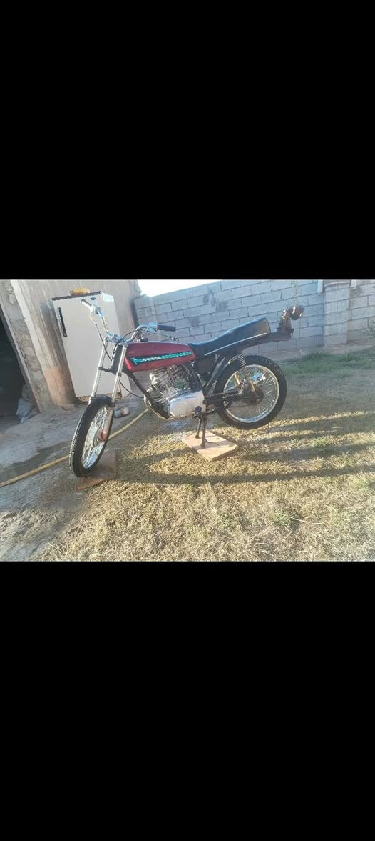 سلام عليكم دراجة لبيع نامة كلك نضيفة سعر 300و 50 وبية مجال  رقم لهاتف *********** مكن دوانية قضا لسدير
