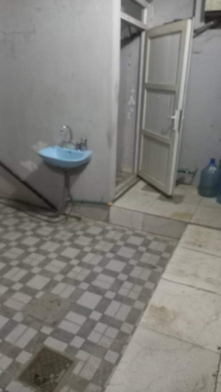 دار ليجار حي السكر مساحة ١٥٠م غرفه نوم استقبال هول كراج خلف جامع ساجدين محدث لتواصل ***********او ***********ابو عبدمالك لعقار
