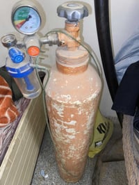 قنينة اوكسجين كبيره مع راس اوكسجين كامل للبيع مكاني بغداد شراي اتصل 07...