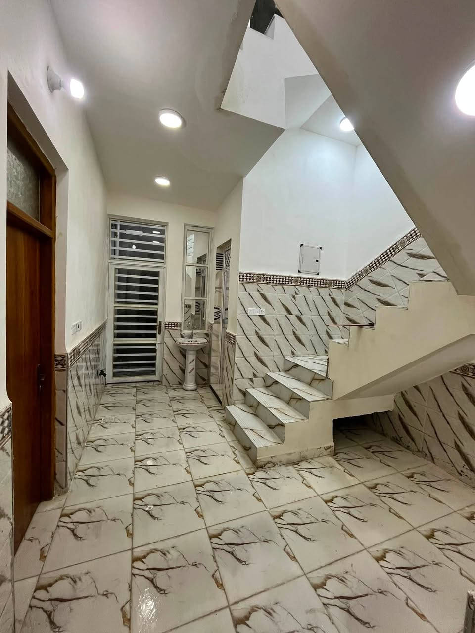 على بركة الله تعالى بيت اللايجار بناء حديث درجه اوله متعوب عليه بشارع بيت سلوم 

***********
