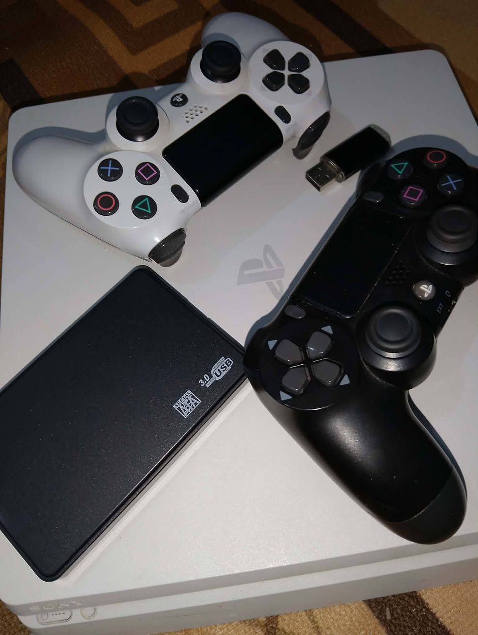 السلام عليكم 
بلي 4 مهكر نضام 9.00
ذاكره 1 تيره 
الملحقات 
يو بي اس
هارد 500 ك
ستان تبريد 
2 جوستك 
مكاني كربلاء 
سعر 350 قفل
***********
