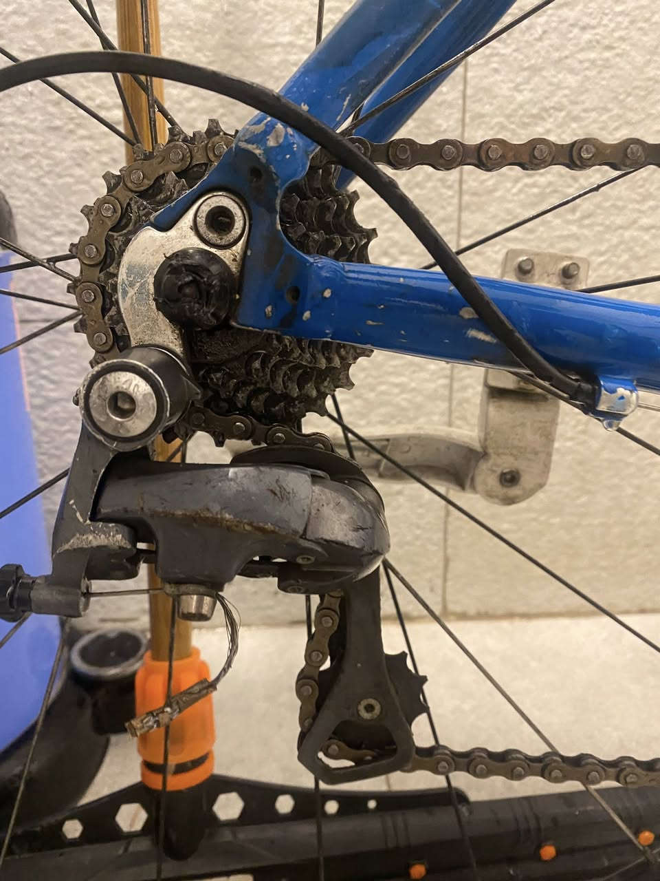 🚴‍♂️ للبيع: دراجة TRINITY Plus (إصدار DOS) 💨
المواصفات باختصار:
🔹 الهيكل: ألمنيوم خفيف جداً ومتين.
🔹 الناقل: نظام سرعات Shimano ياباني أصلي.
🔹 الويلات: طقم ويل Shimano سريع وانسيابي.
🔹 المكابح: مكابح PROMAX قوية للاستجابة السريعة.
🔹 الراحة: مقود مريح مصمم للقيادة الطويلة بدون تعب.
حالة الدراجة:
✅ نظيفة جداً وجاهزة للاستخدام الفوري. نضافه الشكل الخارجي 80‎%‎
✅ مثالية للرياضة، التوصيل، أو المشاوير اليومية.

العنوان : بغداد حي الجهاد
الرقم : ***********
