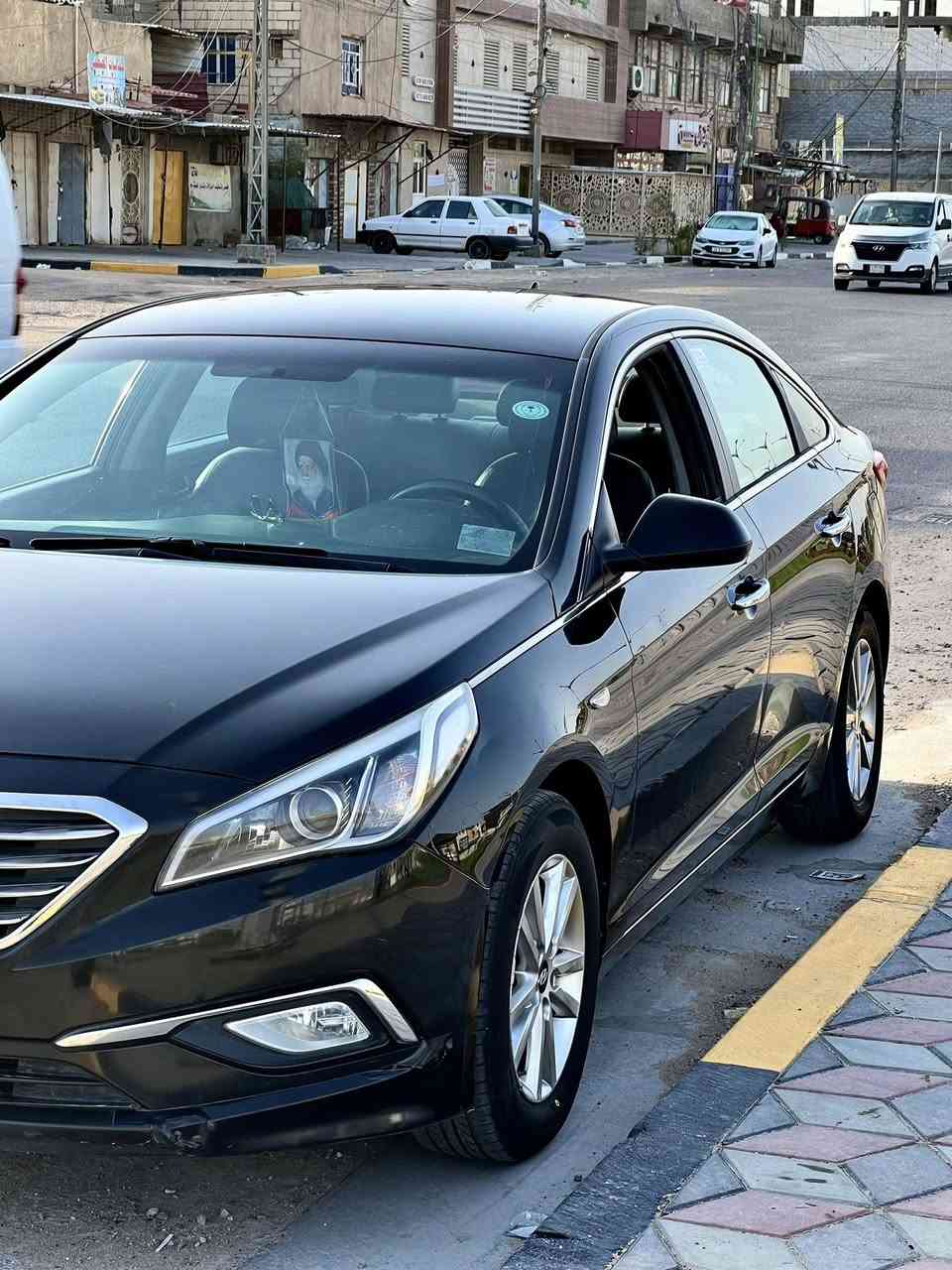 المعلومات الأساسية
• الماركة: (هيونداي)
 • الموديل: (سوناتا)
 • سنة الصنع: (2017)
 • الفئة / الطراز: (نص فل)
 • اللون الخارجي: (أسود)
 • اللون الداخلي: ( اسود مطعم فضي)
 •  الرقم ( بصرة )
 • المالك: (ثاني مالك )

المواصفات الميكانيكية:
 • المحرك:  (4 سلندر 2.0 لتر)
 • نوع الوقود: (بنزين )
 • ناقل الحركة (الكير): (أوتوماتيك )
 • الدفع: (أمامي)
 • عدد الكيلومترات: (لا يوجد) 

المواصفات الداخلية والخارجية:
 • الشاشة: ( تدعم أندرويد/أبل كاربلاي)
 • المقاعد: (جلد )
 • فتحة سقف: (بدون)
 • المكيف: ( قطعتين ثنائي)
 • الأنوار: (LED / زينون)
 • تحتوي صندوق ذكي يفتح عند الاقتراب  ' بصمة ' مري شفط)  
 • عجلات (رنجات): (قياس 16)
 • مواصفات أمان: (ABS، Airbags، مانع انزلاق)

الحالة والصيانة:
 • الحالة العامة: ( جيدة جداً )
 • الفحص: (شاصي وكالة)
 • الإطارات: (جديدة)
 • البطارية: (جديدة )
 • آخر صيانات: (تغيير زيت، فلاتر، دسكات،  شد منضومة تبريدة جديدة ' حدادية امامية جديدة ' عليها ادامة كاملة للمحرك تضمن  جميع الحساسات وجويتر

💰 السعر:
 • السعر المطلوب: ( 138 ورقة و قابل للتفاوض).
 • الموقع: (البصرة / الحيانية ).
 • رقم التواصل: (***********)
