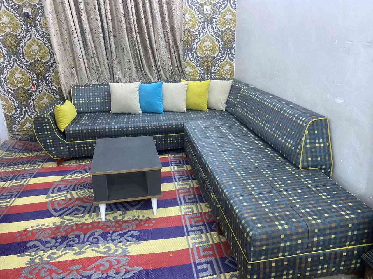 ديوان تركي مع طبله يصير سرير وبي مخزن ب 190 قفله
***********
