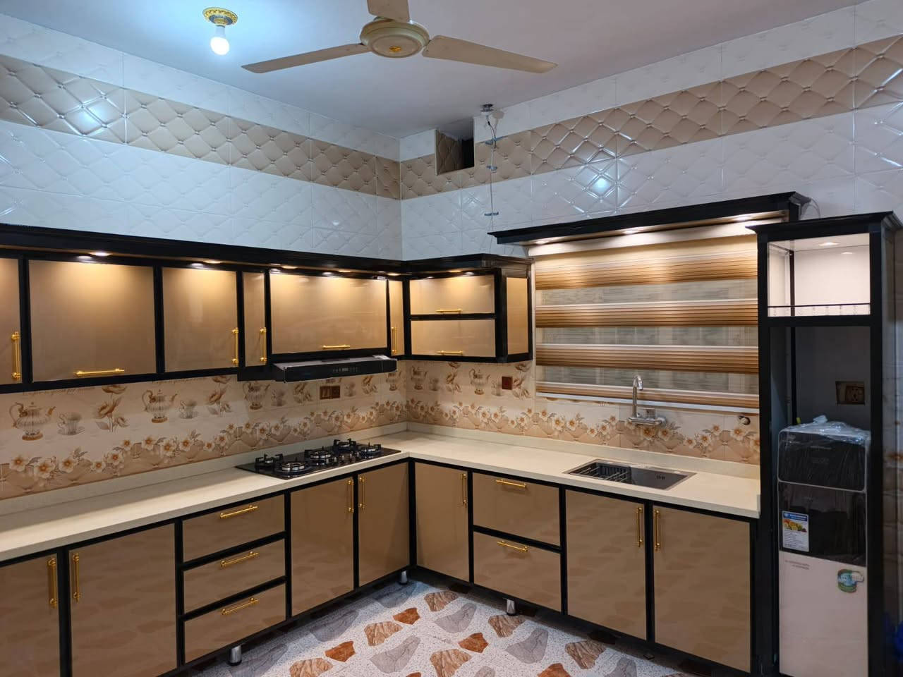 السلام عليكم يتوفر لدينا فصال كاونترات حسب الطلب والديكور والألوان معمل جوهره القائم ***********
