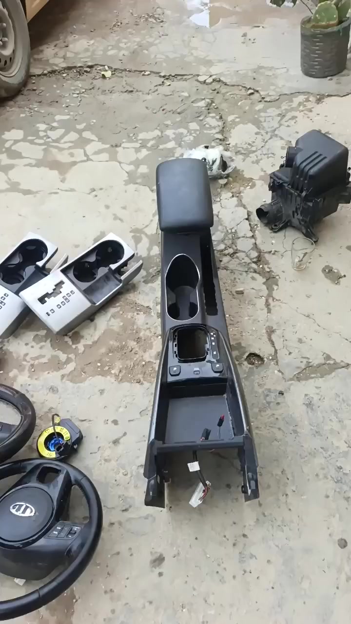 غراض سيراتو تفصيخ حاويه من موديل ٩ الى ١٣ والنترا من ٧الى ١١ يوجد توصيل جميع المحافظات 5000الف الاستفساررًالاتصال عل الرقم *********** الحجز واتساب أو خاص مصطفى موسى
