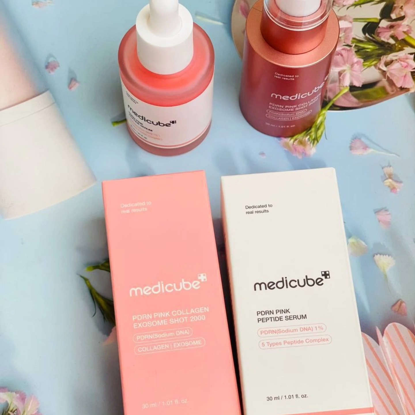 ✨ عرض الإشراقة والشد بالكولاجين الوردي من Medicube الكوري 🇰🇷✨
إذا بشرتج تعبانة، باهتة أو حسيتي فقدت مرونتها… هذا العرض معمول حتى يرجّعلها الحياة والنضارة بخطوتين أساسيتين ومدروسات 💗

يتكون العرض من منتجين أساسيين:

1️⃣ PDRN Pink Peptide Serum
سيروم مركز يحتوي على الـPDRN والبيبتايدات، يشتغل على تجديد البشرة وتحفيزها حتى تبين ممتلئة وأكثر حيوية.
🔹 يساعد على تحسين مرونة البشرة
🔹 يقلل مظهر الخطوط الرفيعة
🔹 يمنح إشراقة وردية طبيعية
🔹 يهيئ البشرة لاستقبال باقي المنتجات
قوامه خفيف وسريع الامتصاص، مناسب للاستخدام اليومي وما يسبب ثقل أو دهون زائدة.

2️⃣ PDRN Pink Collagen Exosome Shot 2000
تركيبة أقوى مدعمة بالكولاجين والإكسوسوم حتى تعزز الشد وتحسن ملمس البشرة بشكل ملحوظ.
🔹 يعزز إنتاج الكولاجين
🔹 يقلل مظهر التجاعيد
🔹 يمنح امتلاء صحي للبشرة
🔹 يوحد الملمس ويعطي نعومة واضحة
مثالي للبشرة اللي فقدت مرونتها أو تحتاج دعم إضافي

منشأ العرض: كوري 🇰🇷
االسعر السابق ٥٥
هسى عليه بس ب٢٣
والفترة محدودة العرض استغلوو الفرصه بنات


**إذا كنت صاحب هذا الإعلان وتريد حذفه لأي سبب، رجاءا أرسل رسالة إلى الدعم الفني**