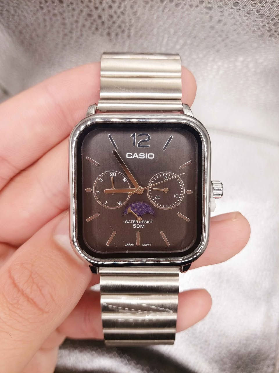 35عل اول تم الساعة هي ساعة كاسيو للرجال موديل MTP-M305D-1AV، وتتميز بتصميم كلاسيكي مع وظيفة عرض مراحل القمر. 
مقاومة الماء: تصل إلى عمق 50 مترًا.
الزجاج: معدني مقاوم للخدش.
الإطار: مصنوع من الفولاذ المقاوم للصدأ.
الدقة: ±20 ثانية في الشهر.


**إذا كنت صاحب هذا الإعلان وتريد حذفه لأي سبب، رجاءا أرسل رسالة إلى الدعم الفني**