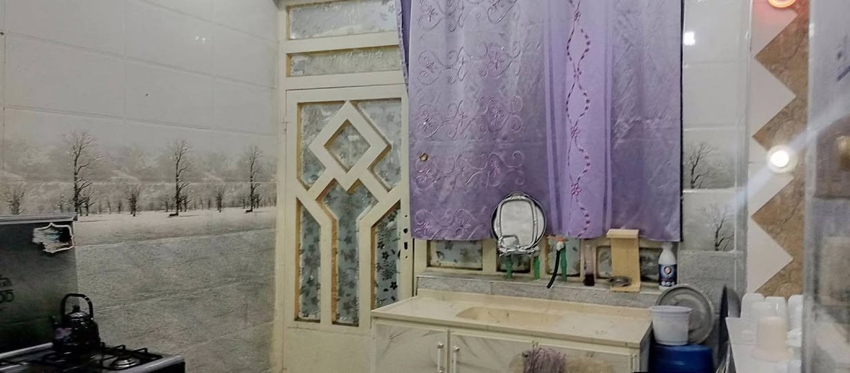 السلام عليكم ورحمه الله وبركاته 
#بيت_للبيع_المساحة_200متر
زراعي سند ٢٥ 
يحتوي ع طرمة و ستقبال ومطبخ وحمامات داخلية وخارجية 
غرفتين كبار وغرفة صغيرة 
وصاله ومسلك خلفي 
العنوان حي العسكري نزلة الشهيد عمار شارع 15 
للأستفسار الأتصال ع رقم ***********
او مراسلة الخاص
