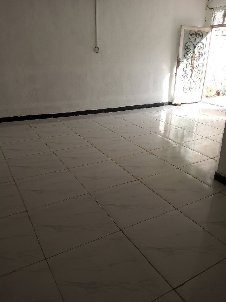 السلام عليكم ... بيت للبيع او للي يريد يستثمره حاليا مؤجر ب 200 الف الشهر ينتهي اجاره البيت 2025/10/1  تريد تبقي تستفاد بالايجار تريد يطلع ويسلمك البيت البيت سعره 29 وبي مجال بسيط مساحة البيت 150 واقع حال .. متكون من غرفتين وصاله مفتوحه ع الاستقبال ومطبخ وتخاريج وطرمه وحديقة مكان البيت سايدين مطار الجديد فرع اسواق فدك قرب مسجد محمد وال محمد  حي الصدر الثالث .. باقي الصور والفيديو خاص او وات ساب للاستفسار اكثر مراسلة الصفحة او الاتصال ع الرقم *********** وات ساب
