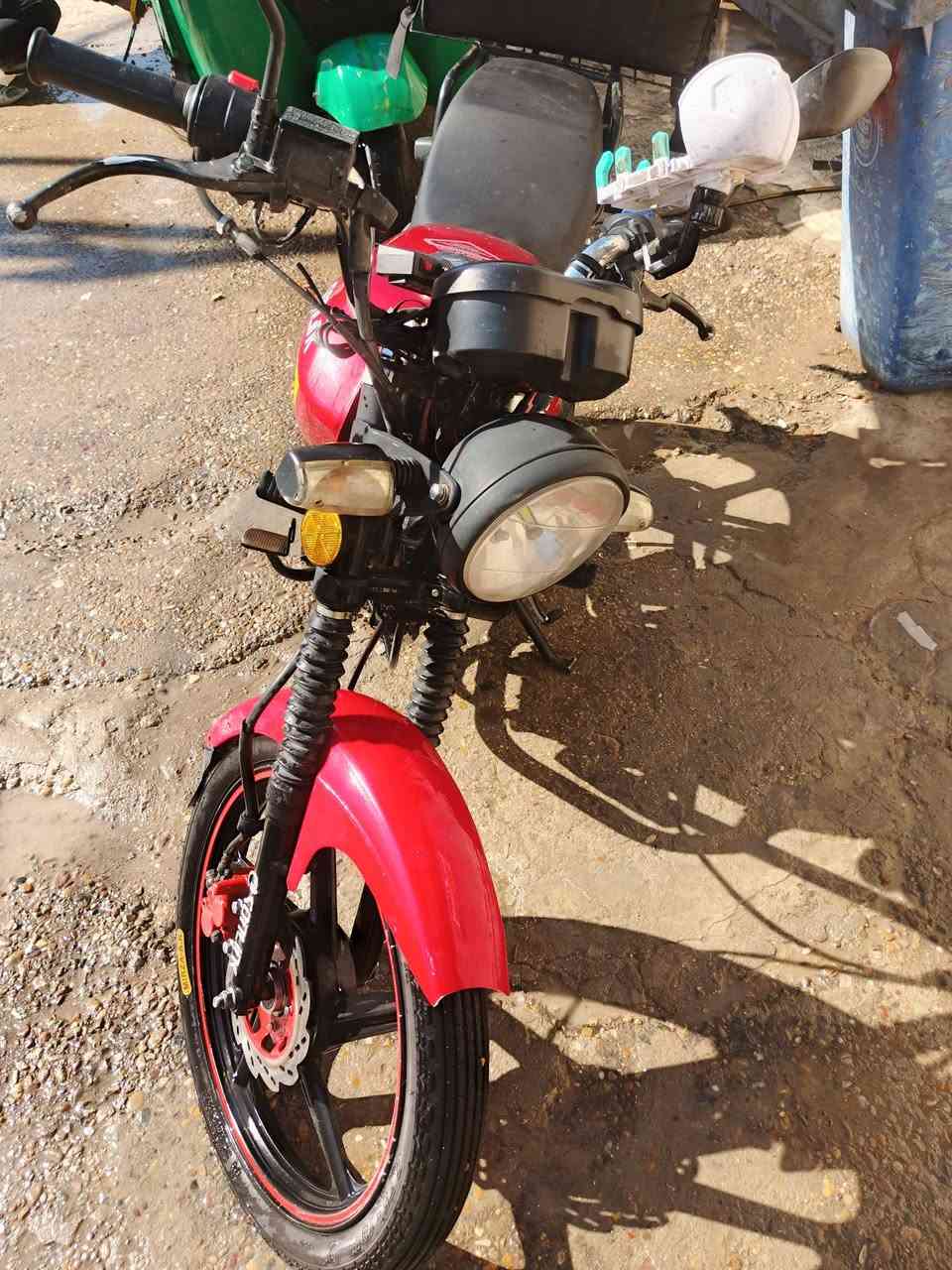 سلام عليكم 
دراجة للبيع سونك موديل 2025 داخلة ادوات مكينة بلادي كوله شغال بيهة نواقص بسيطة السعر 750 بيهه مجال حك الجية مكاني بغداد الأمين الثانية رقم الهاتف ***********
