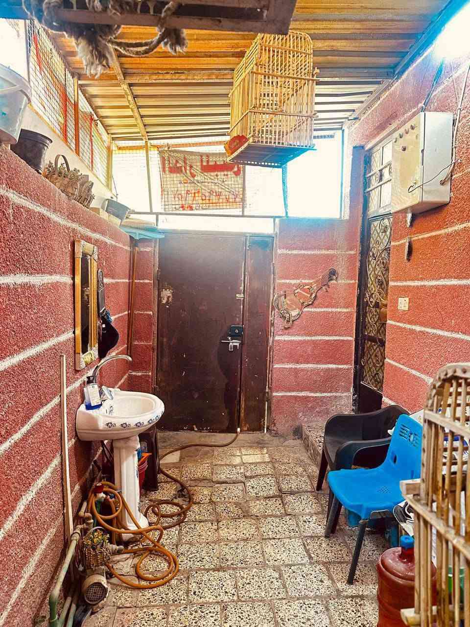 سلام عليكم بيت اللبيع مساحته 75 متر مربع تجاوز في منطقة أم الكبر والغزلان قرب ملعب ابو وعد رياضي السعر 30 وبيه مجال هو الاثاث ***********
