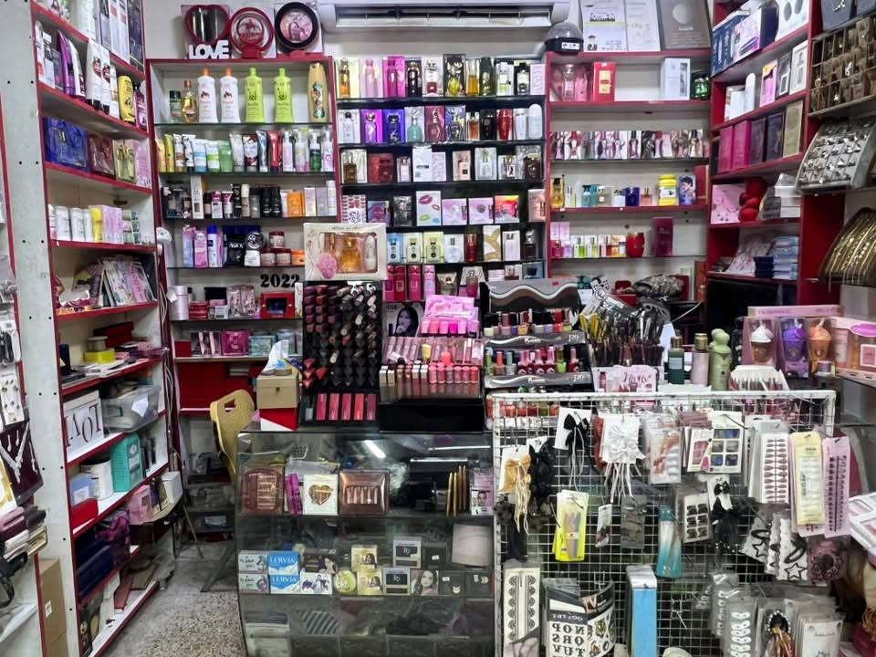 محل كوزمتك واكسسوارات برازيلي
كامل للبيع مع كافة الغراض 
يحتوي المحل على سبلت 2 طن 
مع ديكور 
ميوزة عدد 2 
فاترينات عدد 11 
ايجار المحل 250 بالشهر 
الموقع حي القادسيه شارع السوك التجاري
البيع لعدم التفرغ
للتواصل ***********
