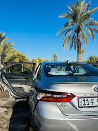 كامري 2024 SE لون سلفر رقم بغداد تحويل او وكاله  ماشيه 28 الف ميل  بني...