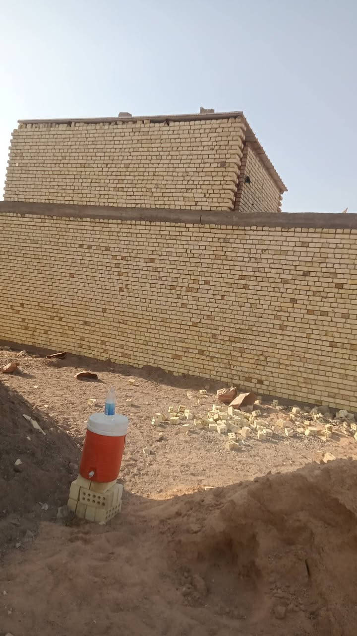 بيت للبيع بناء حديث طابوق خدمات ماء كهرباء نت مجاري سند 25 حي دجله قرب حي النصر  المساحه 100م السعر 50 قفل رقم الهاتف *********** نقص كاشى وستاره فقط بيت جديد
