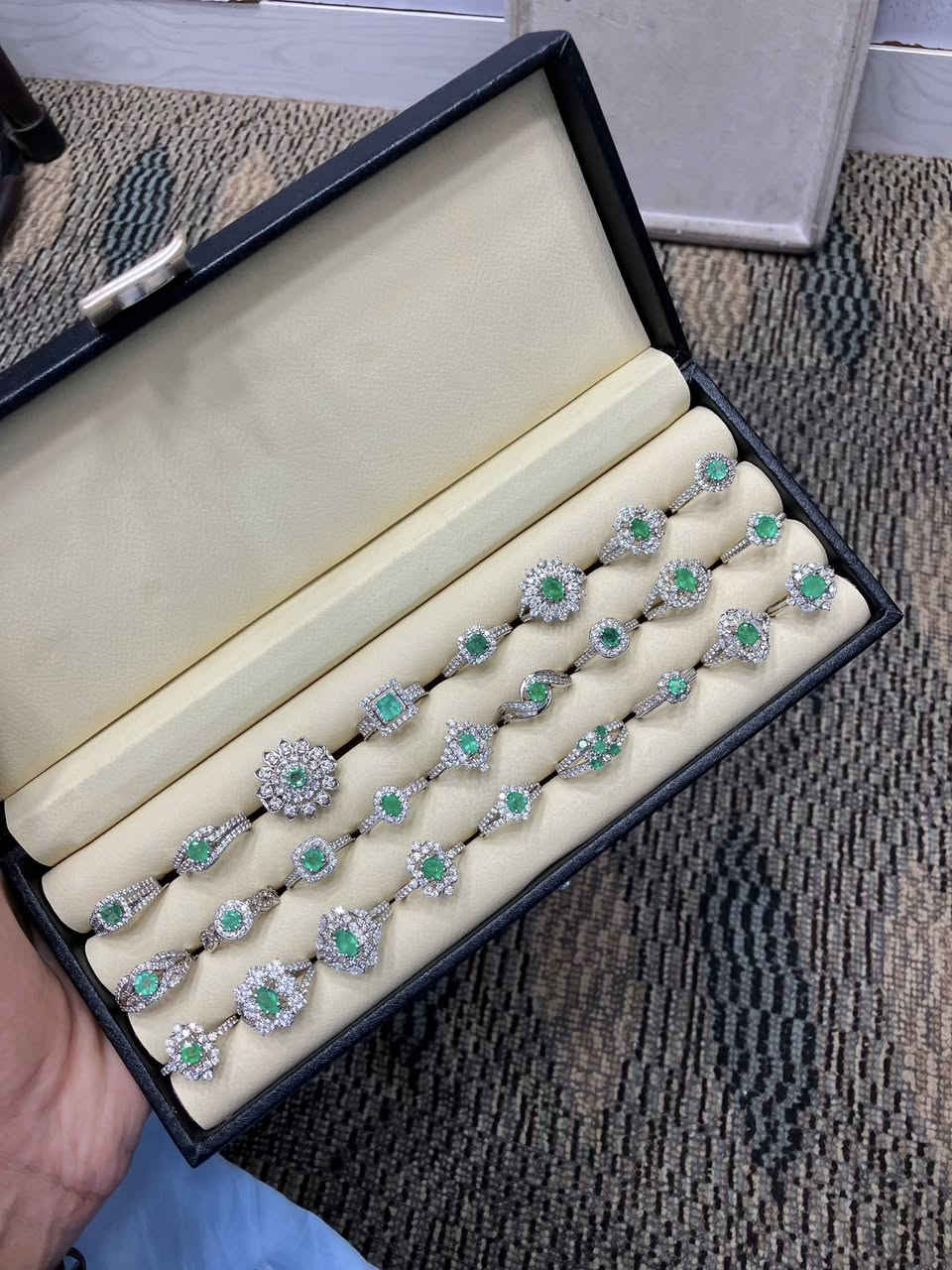 Beautiful fanjshir emerald silver rings available for wholesale price 26 rings
ارسال به سراسر جهان به قیمت مناسب


**إذا كنت صاحب هذا الإعلان وتريد حذفه لأي سبب، رجاءا أرسل رسالة إلى الدعم الفني**