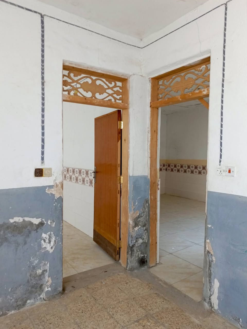 السلام عليكم
دار 160متر للايجار يحتوي على غرفه وصاله ومطبخ واستقبال وحمام داخلي وخارجي 
العنوان :النجف الاشرف /شارع المعمل/ مقابل مدرسة علي الرماحي يبعد عن الشارع 50متر
للاستفسار ***********
***********
