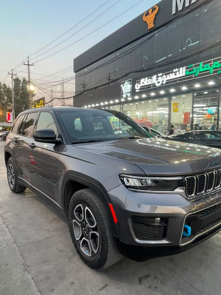 Jeep Grand Cherokee 

Trailhawk 4xe Plug-in Hybrid 2024

جيب كراند شيروكي ترايل هوك بلك ان هايبرد  

5 راكب ، هايبرد بانزين وشحن 

ماشية 4 الف ميل. بحالة الزيرو

بدون رقم كاتي تترقم شمالي فقط

المواصفات :- 

تو كلر قماره اسود 

3شاشات 

جكات 

5انضمة قياده 

تدفئة تبريد كشتات 

نضام سماعات هواي موصفات بيها  

فور ويل 4-4

٥ كامرا وحساسات خلفيه بريك).

كشنات جلد امامية تدفئة وتبريد وميموري.

تدفئة بالستيرن.

تبريد وتدفئة ٣ مناطق التحكم بيها منفصل ( السايق والراكب والخلف كل واحد وحد).

بردات خلفية.

تشغيل عن بعد .

شاحن واير ليس.

تحكم ستيرن كهرباء.

شاشة كبيرة.

5 مودات للقيادة مع off-road mode.

حساسات امامية وحساسات خلفية .

رادار امامي وخلفي وجانبي مع تنبيه نقاط عمية وبريك تلقائي امامي وخلفي.

 
الضرر موجود رقم الشاصي 

السعر 220$ وبيها مجال

 مكان اربيل موصل  

***********
