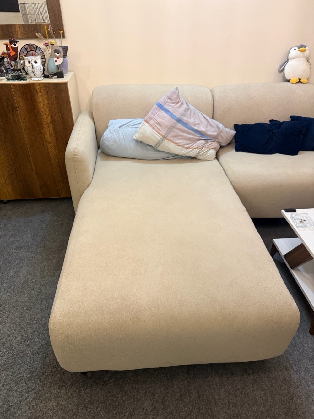 غرفة نوم 5 قطع + غرفة معيشه ( قنفات2/ ميز / ميز بلازمه / جذامه/ طبليات ) + مطبخ 
تنويه هااام بدون كهربائيات (❌ بلازمه + ❌غساله +❌ طباخ + ❌فرن ) غير موجودين 🚫
وين موقعك بالضبط بالعراق؟ وإذا الزبون يريد يشوف الغرض أو يستلمه، من أي منطقة ممكن؟: 
بغداد / كراده خارج / فلكة المسبح 
شكد السعر النهائي للغرفة/الطقم؟ وهل بيه مجال بسيط بالمساومة لو ثابت؟: 
اكو مجال 
شنو حالة الاستخدام والنظافة لكل القطع؟ وهل بيها أي خدوش، كسر، رطوبة، أو مشاكل بالأدراج والمفصلات؟: 
نظيفه 100‎%‎ / الفحص قبل الدفع 
الأجهزة اللي بالصور شنو منها داخل بالبيع وشنو منها مو داخل؟ خصوصاً الطباخ، الغسالة، والميكرويف/المكيفات حتى يصير الإعلان واضح.: 
بدون كهربائيات 
تگدر تذكر المقاسات التقريبية للغرفة والسرير والخزانة والمطبخ، وشنو طريقة التسليم: نقل على المشتري لو أنت توفر التوصيل؟: 
سرير ثنائي الخزانه خمس أبواب خزائن المطبخ تقريبا 2ونص متر او 3 متر 
النقل على المشتري 