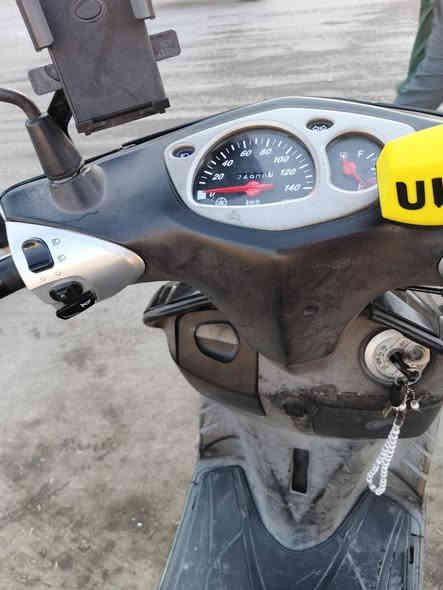 دراجه سكنس نثيه كهرباياتها كلها شغاله شلعتها خير من الله تشتغل سلف وهندر سلف من اول تشغيله ومابيها تاخير و ماتصرف بانزين ب3لترات تفتر بغداد كلها كفراتها بلاديه ممبدل بيها شي ولا مصلح ولا مجفت ..مكاني بغداد الزعفرانيه الرقم *********** بغداد
