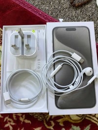 ايفون 15 • شاحن اصلي • توصيل مجاني