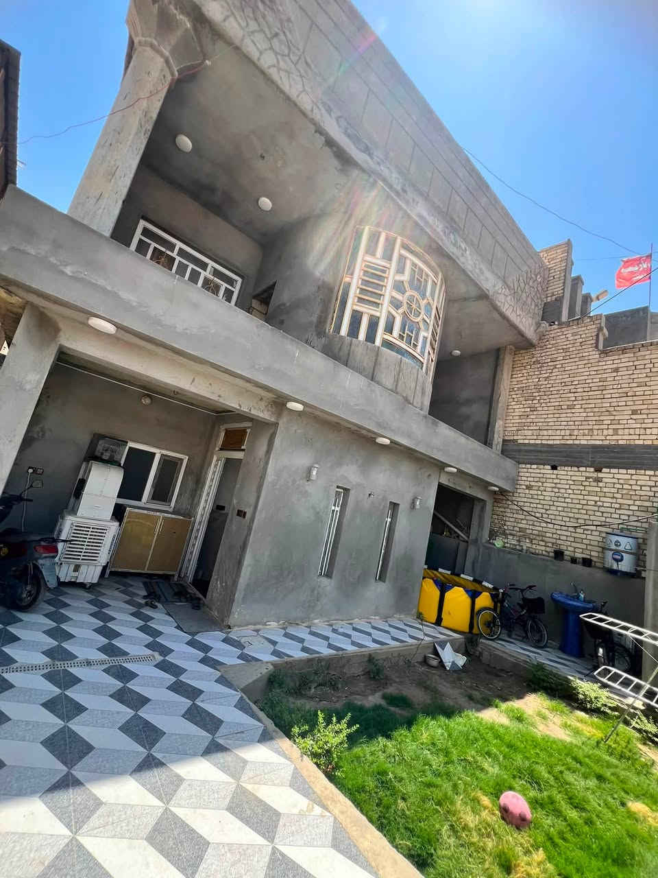 السلام عليكم 
 بيت طابقين مساحة ٢٠٠ م طابو صرف تحويل مباشر باسم المشتري جميع الخدمات متوفره من مجاري أرصفه تبليط مدارس خط سيارت قريب خامس بيت عن شارع الجمعية الرئيسي جاهز البيت ٦ غرف نوم 
تفاصيل البيت /الطابق الاول _غرفتين نوم _استقبال _صاله _مطبخ حار بارد _حديقة كراج سياره 
الطابق الثاني _٤ غرف نوم _صاله صحيات (باقي بيهم فقط ارضيه وبيبان الغرف وصبغ فقط لا غير ) 
العنوان /كربلاء طوريج _جمعية شارع البوسيود 
الاستفسار /*********** 
المهندس حسين الاعرجي
#اكسبلور
