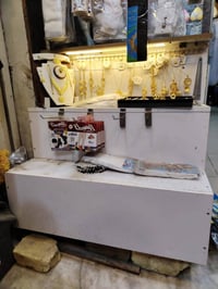 ميز يصلح لعرض الاكسوارات للبيع للاستسفار الاتصال ٠٧٧٢٢٠٨٢٥٦٢