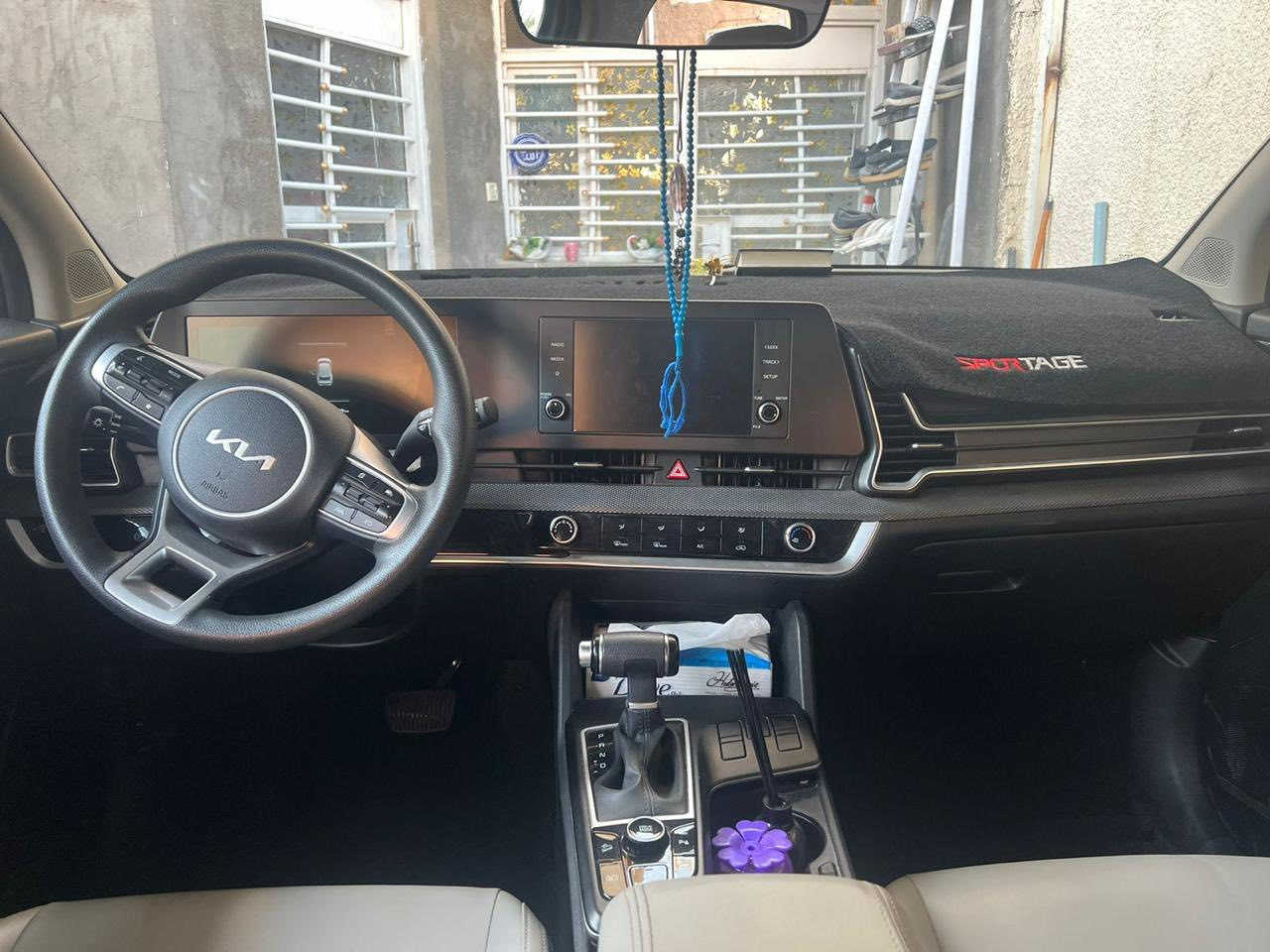 السلام عليكم 
***********
 سبورتج 2023 امريكي
3 قطع صبغ بيه بنيد خارج العراق 
وبيها بابين بغداد
السياره ماشيه 50 
مواصفات عاديه 
السعر 185 وبيها مجال قليل
المكان بغداد شارع فلسطين
***********
