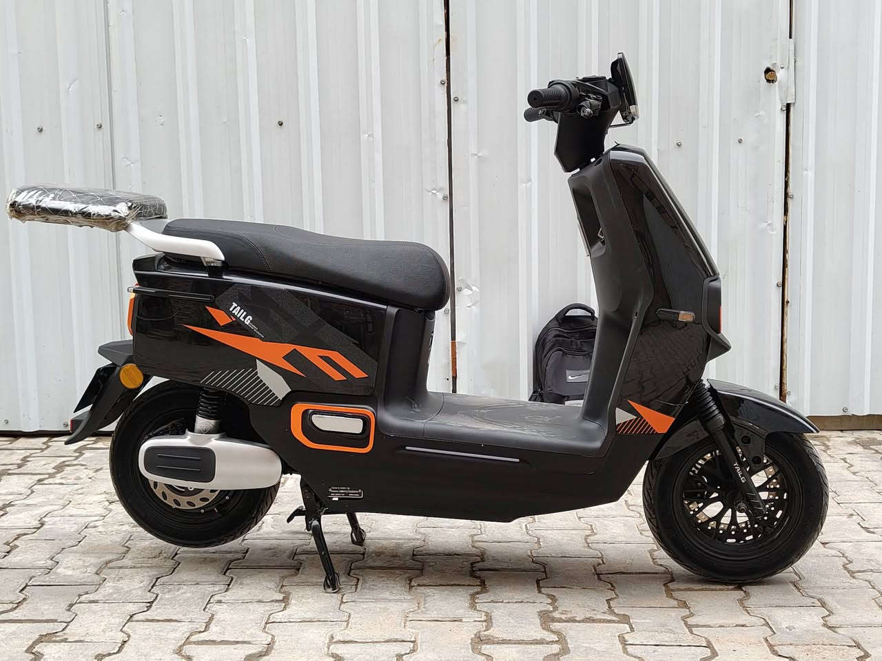 السلام عليكم عندي دراجة شحن Tailg ام عيون موديل 2025 للبيع نظيفة مثل مواضح بالصورة بطارية اصلية تدوم فترة طويلة؛ انارة LED قوية بالليل دراجة محترمة السعر 950 وبي مجال للتواصل على الرقم ***********
