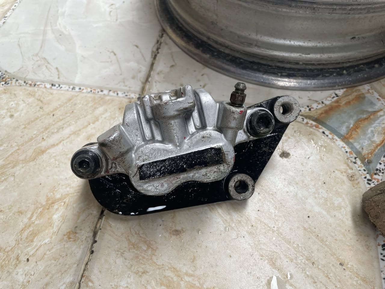 سلام عليكم ول امامي او خلفي مال سكنز لد او فج 
مكفولات ما بيهن اي عواج السعر شلع اب ١٠٠
***********
