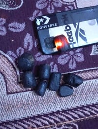 جميعا احجار من النوادر الاسود صلابه فول شرط يجرح الزجاج وبعض من الأصفر...