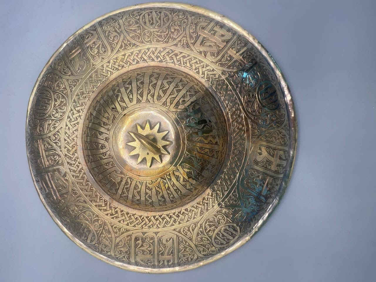 السلام عليكم 
قدر نحاس قديم جدا مكتوب ومنقوش بدون اي ظرر    
- القطر ٣٣ سم 
- الارتفاع ٣٣ سم 
- العنوان / بغداد / الكرادة /  شارع سلمان  فائق  (مجمع بازار انتيك بغداد)  الطابق الاول  
  للاستفسار اكثر الاتصال لاستفسار اكثر الاتصال 
  ***********        
  *********** 
واتس اب او فايبر او مراسلة الصفحة.
