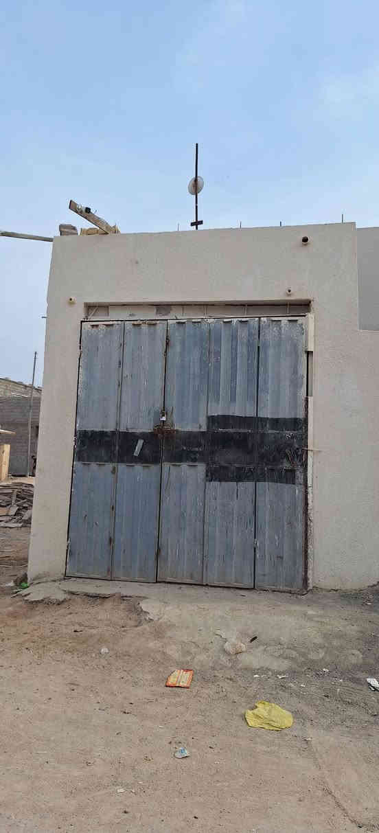 دار للبيع مع محل اسواق  المساحه 200 متر 
ركن صاير 
طابق واحد  
الطابق الثاني نص بنيان 
صاله واستقبال ومطبخ وصحيات خارجيه وداخليه 
وغرفتين نوم 
صب كونكريت
البناء طابوق
 ساحه جبيره بيه  
عرض الشارع  8 متر 
العنوان كربلاء المقدسة.  الحر  منطقة السواده 
خلف المولده الثانيه بالفرع وتنزل  100 متر
البنيان جديد وكله سيراميك ويخبل
للاستفسار على هذه الرقم بيه وتساب 
***********    وايضا ماسنجر موجود
