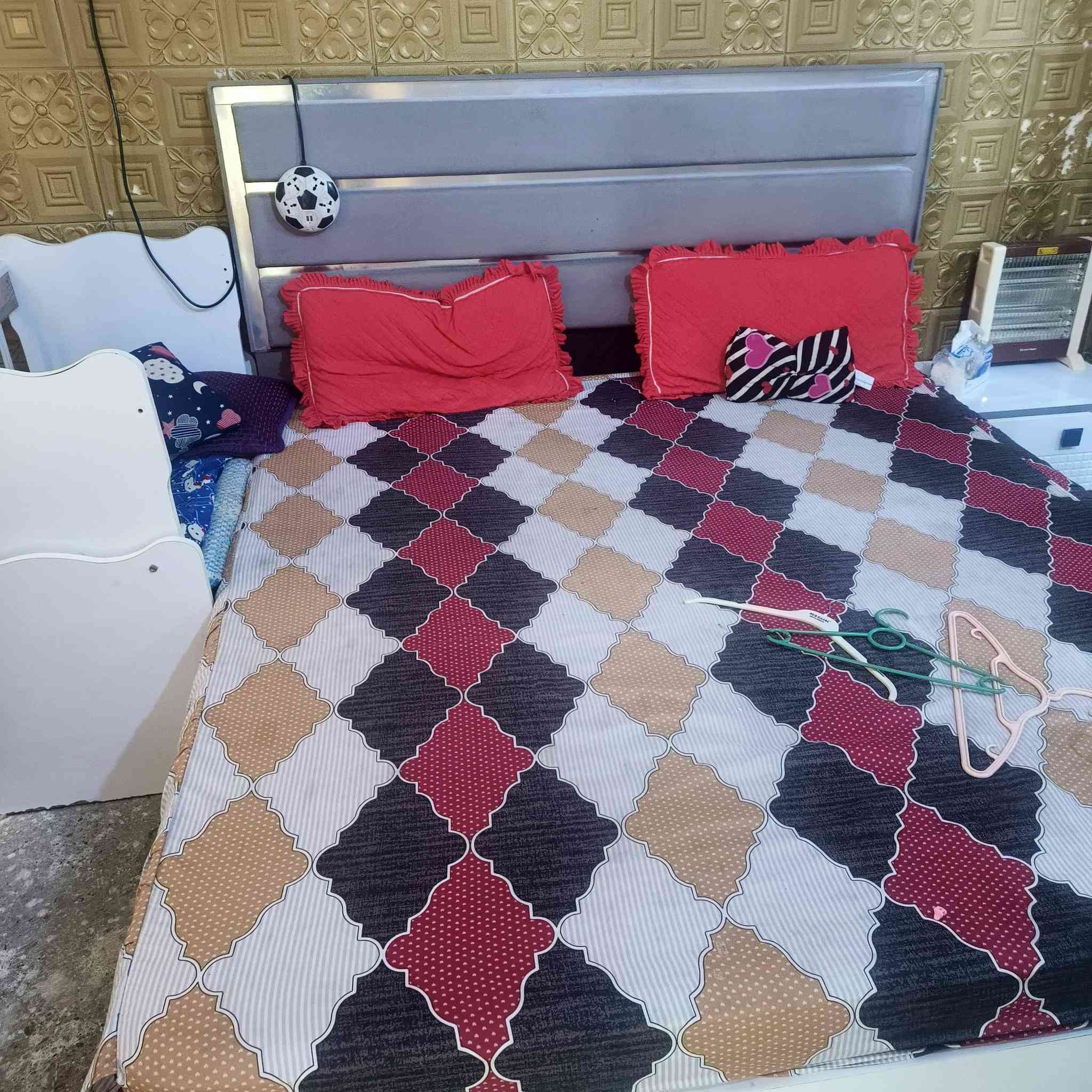 غراض بيت للبيع  مكاني تبادل تجاري
***********
غرفه ٧٠٠
طباخ ١٢٠
عربانه ٧٥
الوفن ٥٠
كاونتر ٣ قطع ٢٠٠
