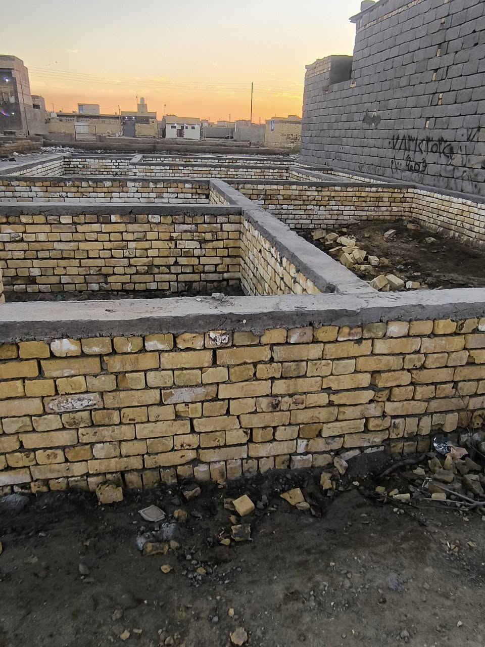 قطعه لبيع مساحه ١١٠  المكان السديناويه حي الحسين ماي مجاري كهرباء  موجود ع واتساب ***********
