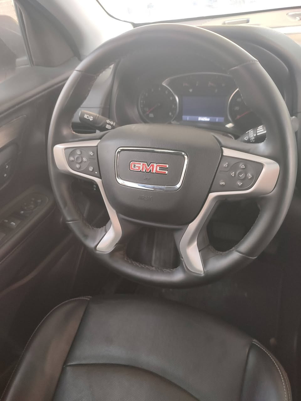 جمسي تيران ​الموديل: 2024 (أحدث جيل). تترقم جميع المحفظات معدا الاقليم 
​الفئة: SLT (كامل مواصفات ما عدا الفتحة).
​المحرك: 1.5L Turbo (قوي واقتصادي جداً بالوقود).
​ناقل الحركة: أوتوماتيك 9 سرعات.
​المواصفات الداخلية والترفيه:
​المقاعد: جلد فاخر (Perforated Leather) مع تطريز مميز.
​التحكم: كراسي كهرباء (8 اتجاهات) مع ذاكرة خزن لوضعيات القيادة.
​التدفئة: تدفئة للمقاعد الأمامية وللمقود (ستيرنج).
​الشاشة: شاشة كبيرة 8 إنش تدعم Apple CarPlay و Android Auto (لاسلكياً).
​النظام الصوتي: نظام Bose العالمي بـ 7 سماعات (صوت نقي جداً).
​التكييف: مناخ مزدوج (تحكم منفصل للسائق والراكب).
​الأنظمة التقنية والأمان:
​التشغيل: بصمة وتشغيل عن بُعد.
​الصندوق: باب خلفي كهربائي (يفتح بحركة القدم - Hands-free).
​الأمان: رادار تصادم، نظام الحفاظ على المسار، تنبيه النقاط العمياء، وكاميرا خلفية عالية الدقة.
​الإضاءة: LED بالكامل (تصميم GMC المميز).
​تحديد مسار 
سياقة ذاتيه 
وبعد بيها مواصفات ما ذاكرها 
الحادث خفيف بنيد فقط راجع عل بارد  صورة الحادث مرفقه مع الصور 
​للتواصل والاستفسار:
​السعر: [ 185 ورقه ]
​رقم الهاتف: [***********]
​الموقع: [البصرة قرنه ثغر ]
