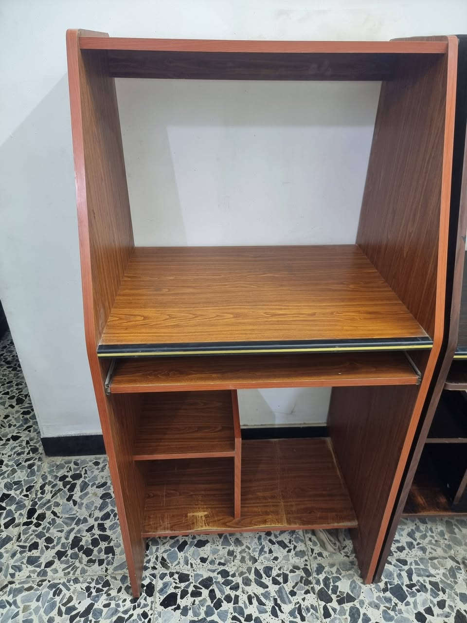 السلام عليكم 
للبيع ميوزة حاسبات مال قاعة نت عدد 14 ميز  
10 نفس اللون و 2 نفس اللون أيضآ و 2 كل ميز لون 
سعر الميز 25 ألف مكاني بغداد الراشدية 
للإستفسار ألاتصال على الرقم  ***********
