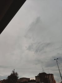 عندي بيت قديم يعتبر كاع لان كلش قديم 240 متر واجهه 10متر يطل على شارعي...