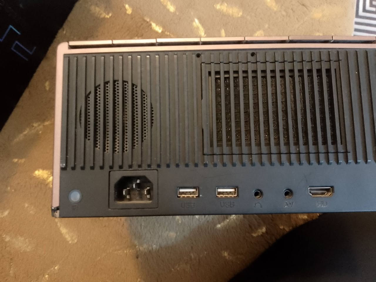 سلام عليكم داتةشو حجم كبير سوره واضه نقيه مابيه اي مشاكل بيه نضام واي فاي تربط على موبايل تربط على بقيه الاجهزه من خلال منفذ اجدي مثل بلي 4او5او3 تربط على ستالايت أو تيفي بوكس ولا حاسبه  بقيه اجهزه سعر 75الف بيه مجال يوجد توصيل داخل كوت في محافضه واسط تواصل *********** يوجد وات ساب
