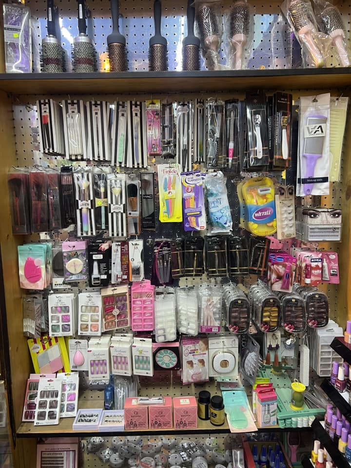 السلام عليكم للبيع محل كوزمتك لئن ممتفرغله ودوام المحل كامل من كل النواحي والبظاعه البي كلهن من الشركات ع الاكثر المحل صارله فاتح اكثر من 10 سنوات تريد تاخذ البظاعه تريد تاخذ المحل عادي وتكعد بي العنوان بغداد الدوره شارع الشرطه السعر ٦ ملايين وبي مجال 
***********
