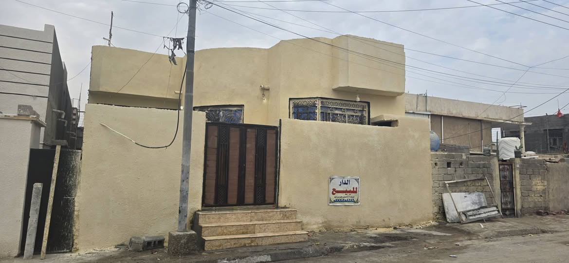 بناء البيت ٢٠٢٢ البناء طابوق مسلح ...العنوان البصره حي الاصدقاء الثالثه ٢٠٠ متر
غرفتين ٤×٥ 
صاله ٧× ٨ 
مطبخ ٥×٤
استقبال ٦×٥
صحيات 
طارمه ٥×٥
درج دائري مفتوح ع الصاله البيت جديد ما ناقصه شي طابو صرف باسمي تحويل ثاني يوم ...
للاستفسار الاتصال على الرقم 
***********
